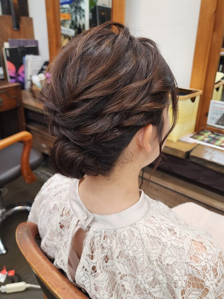 シニヨン　結婚式　お呼ばれヘア