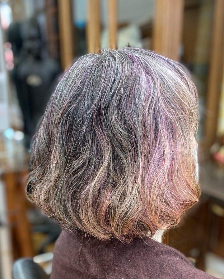 白髪をぼかしてピンクのヘアマニキュアでハイライトカラー。の画像