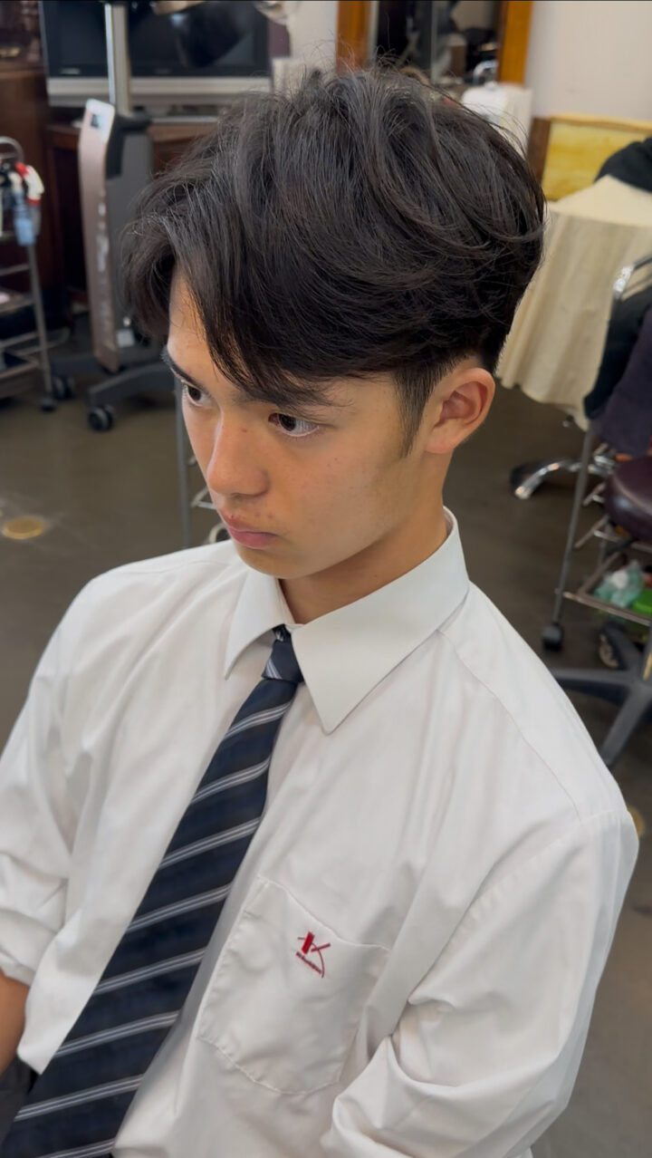 メンズヘア　センターパート　学生カット