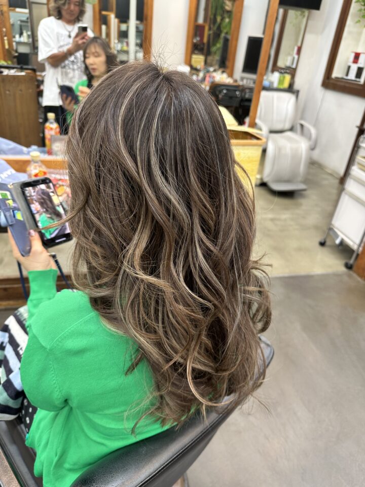 ハイライト　ロングヘア　巻き髪