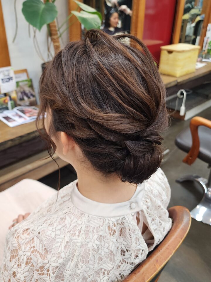 シニヨン　結婚式　お呼ばれヘア