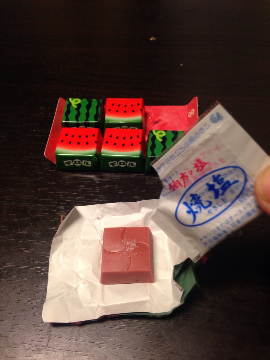 すいか味のチロルチョコに塩をかけて食べてみた。　　　　　桜新町・用賀のカットが上手い美容室BELLブログ　